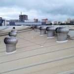 Instalación de extractores eólicos en nave industrial con proceso de producción que generan un ambiente corrosivo