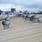 Extractores eólicos de acero inoxidable instalados en nave en Cádiz 1 Instalación de extractores eólicos en nave industrial con proceso de producción que generan un ambiente corrosivo