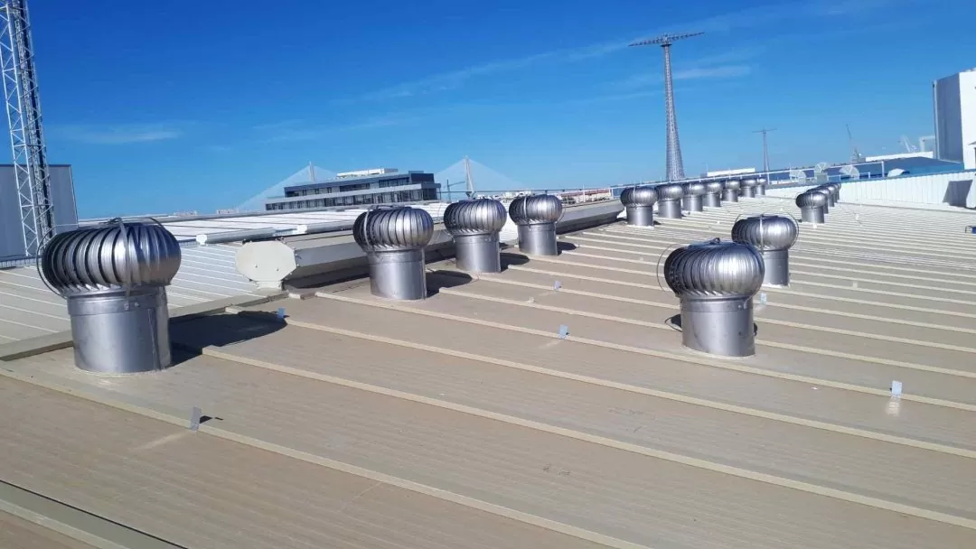 Instalación de extractores eólicos fabricados en acero inoxidable para ambientes corrosivos