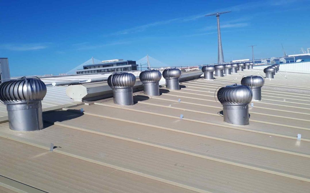 Extractores eólicos de acero inoxidable instalados en nave en Cádiz