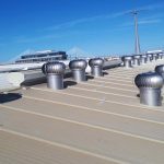 Instalación de extractores eólicos fabricados en acero inoxidable para ambientes corrosivos