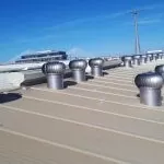 Extractores eólicos de acero inoxidable instalados en nave en Cádiz 4 Instalación de extractores eólicos fabricados en acero inoxidable para ambientes corrosivos