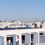 Extractores eólicos en una comunidad en Madrid 2 Instalar el extractor eólico híbrido para solucionar los malos olores en los baños y cocinas