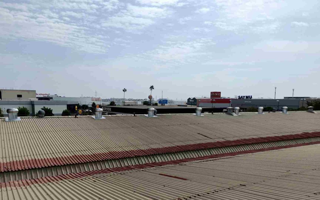 Extractores eólicos de aluminio instalados en nave en Málaga