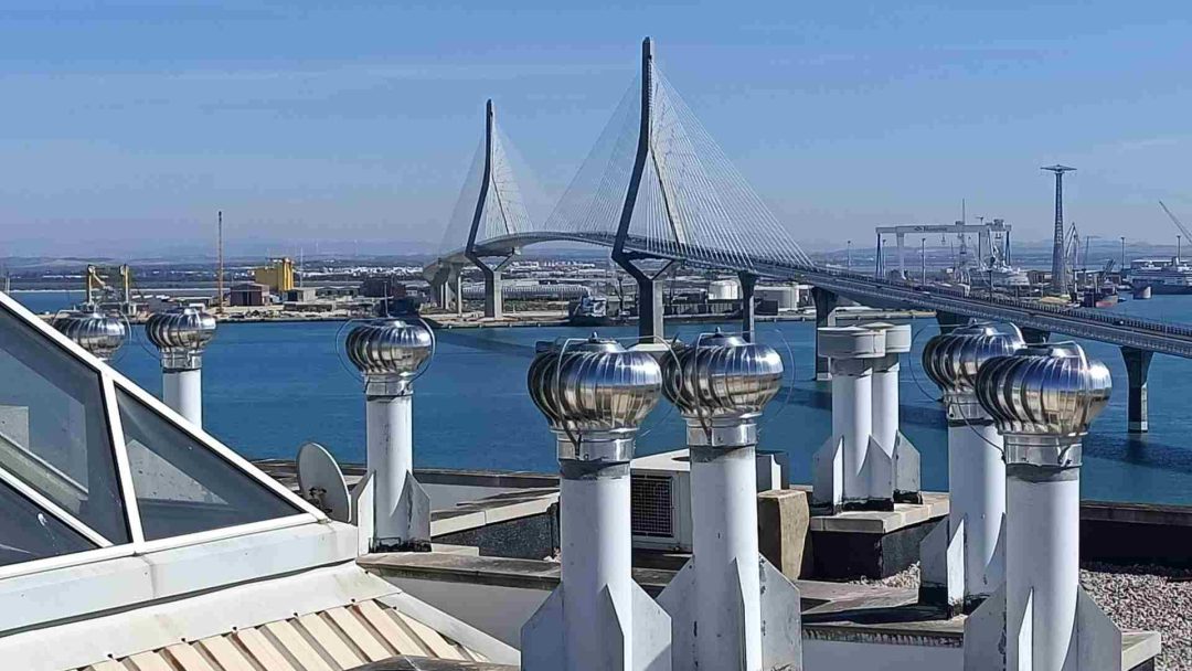 Evitar a los malos olores de los baños y cocinas con la instalación de extractores eólicos en Cádiz