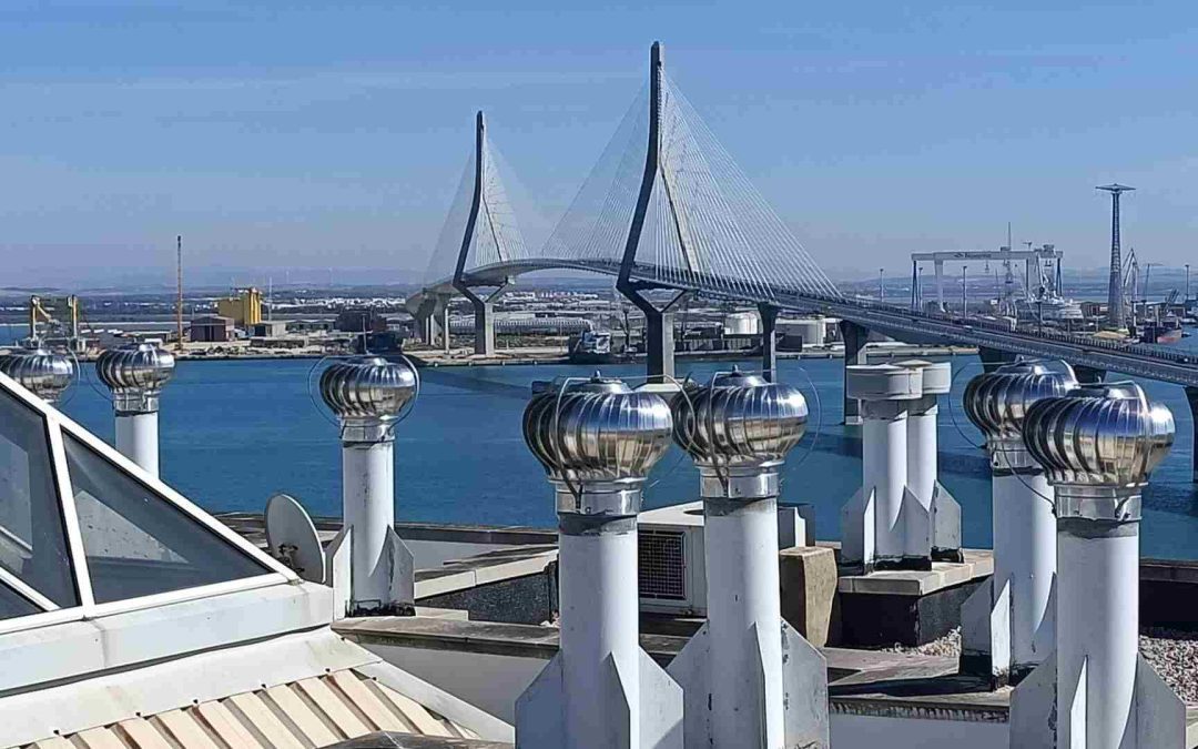 Extractores eólicos en una comunidad en Cádiz