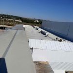 Extractores eólicos que sustituyen aireadores estáticos lineales en Madrid 1 Instalación de extractores eólicos para sustituir a los aireadores lineales