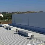 Extractores eólicos que sustituyen aireadores estáticos lineales en Madrid 2 Instalación de extractores eólicos para sustituir a los aireadores estáticos