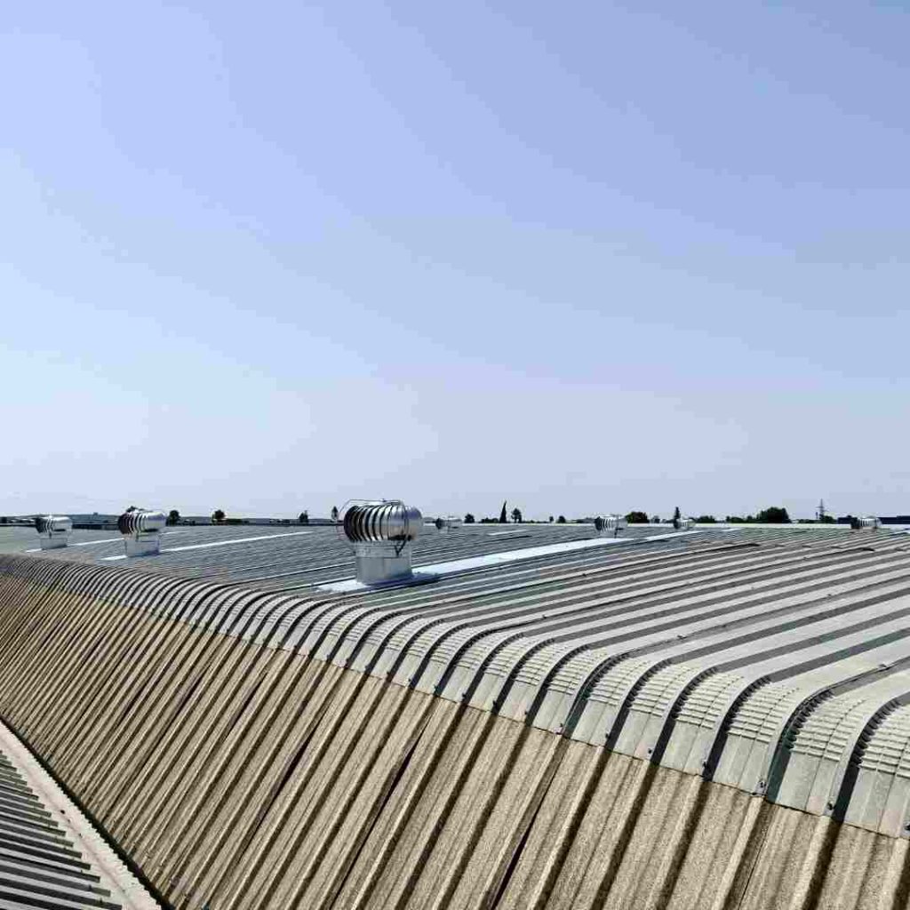 Extractores eólicos de aluminio instalados en pistas de pádel en Jerez 2 Extractores eólicos - Eccoextractores - extractoreolicopadeljerez