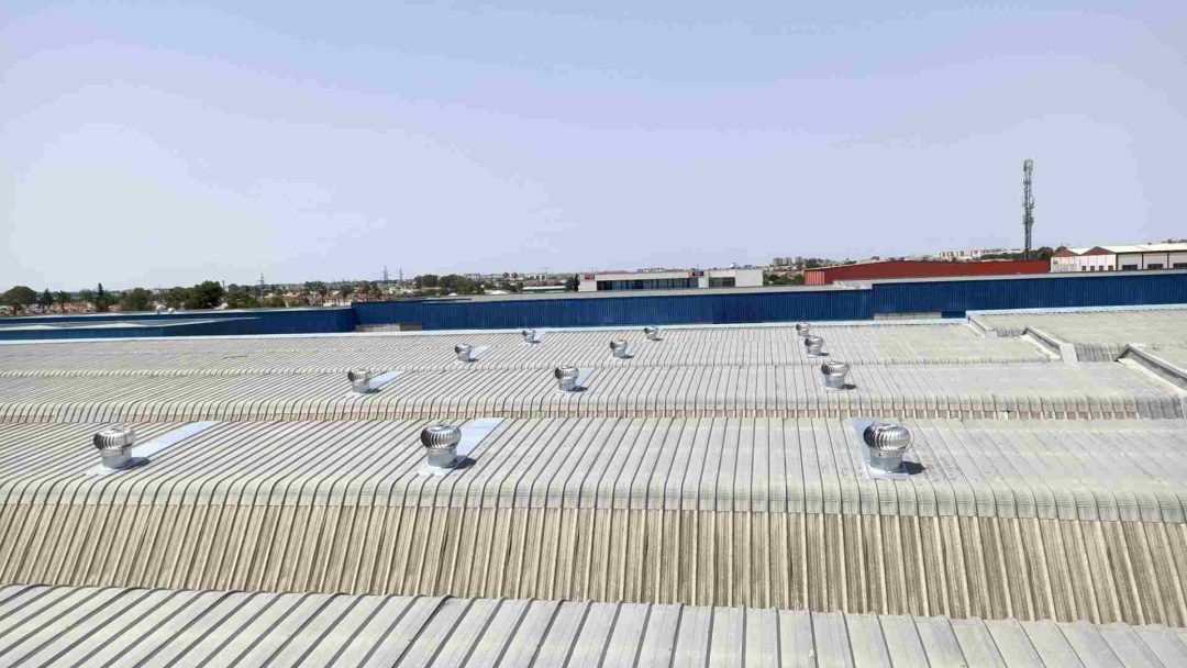 ventilacion con extractores eolicos en padel para disminuir el calor