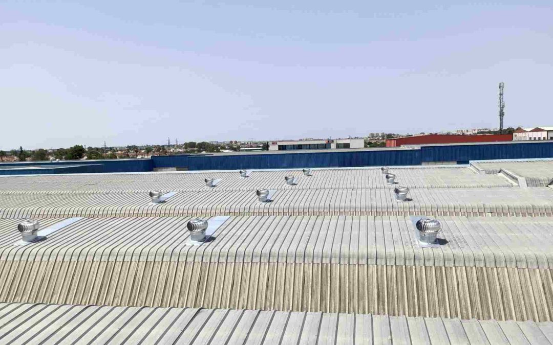 Extractores eólicos de aluminio instalados en pistas de pádel en Jerez