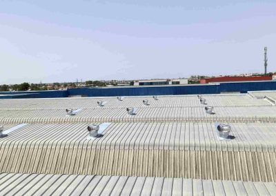 Extractores eólicos de aluminio instalados en pistas de pádel en Jerez