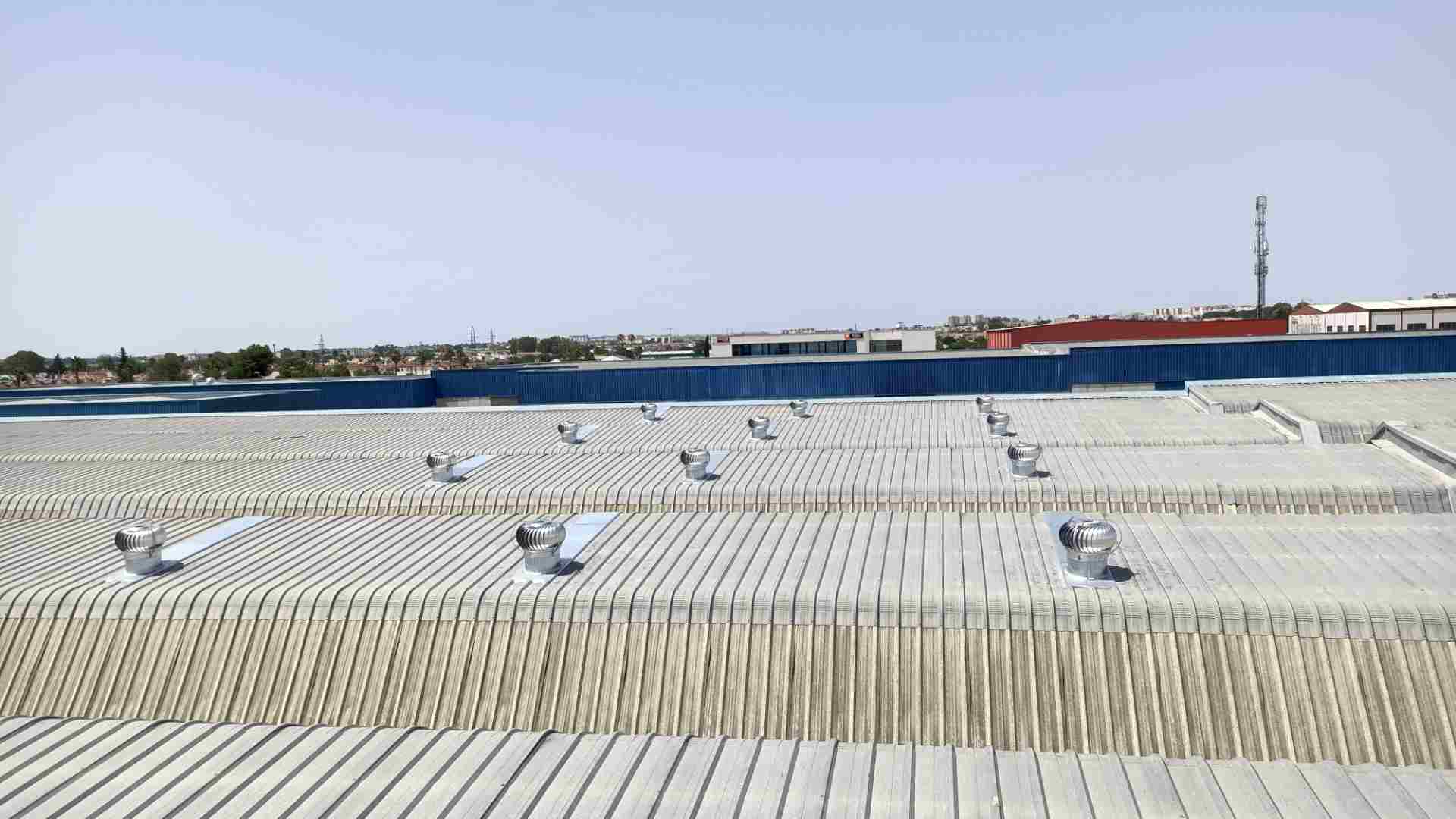 instalacion-extractores-eolicos-aluminio ventilacion con extractores eolicos en padel para disminuir el calor